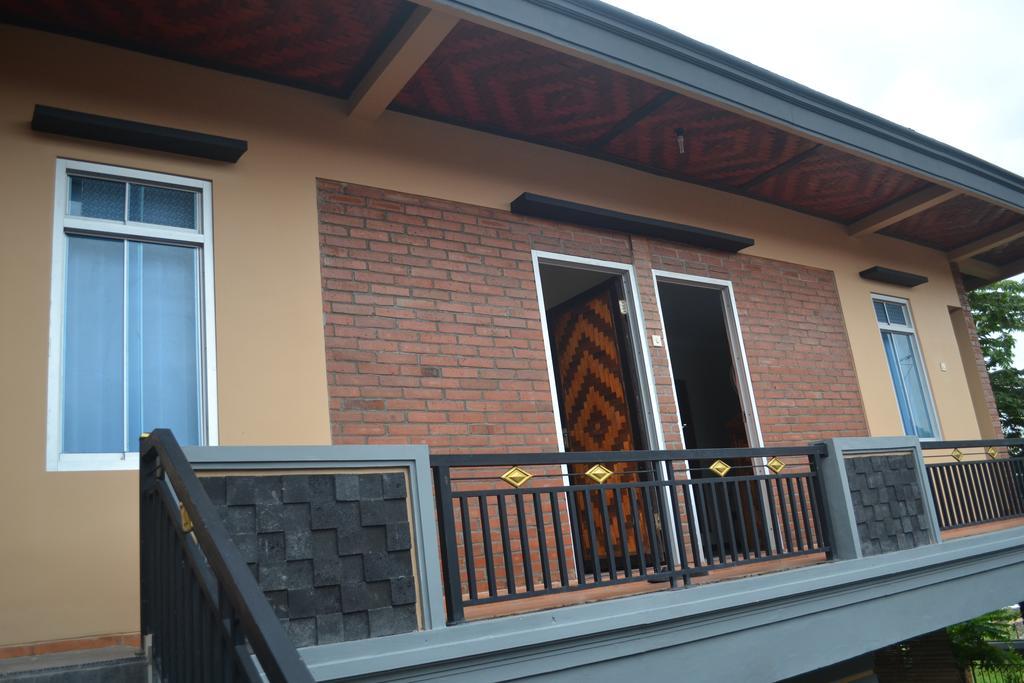 Crown Guest House Ambarawa Exterior photo