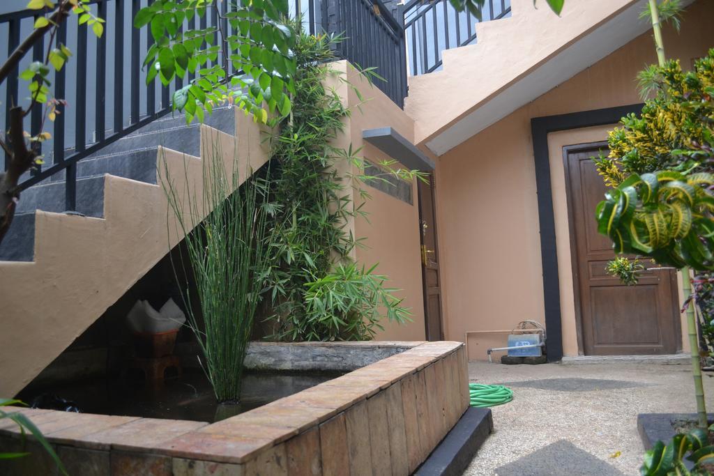 Crown Guest House Ambarawa Room photo