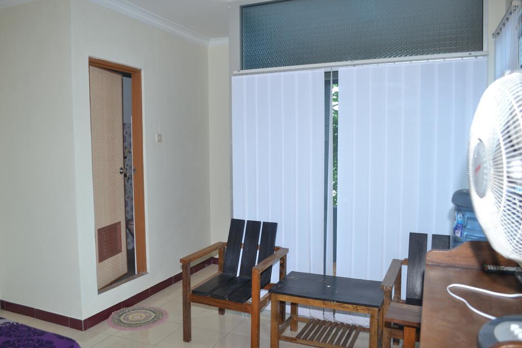 Crown Guest House Ambarawa Room photo