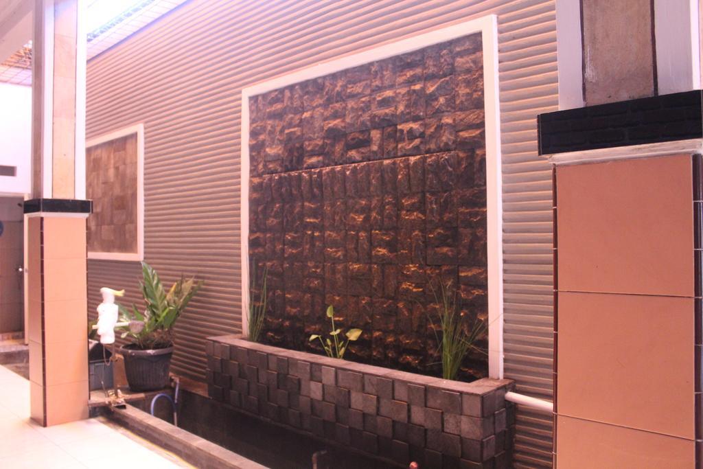 Crown Guest House Ambarawa Exterior photo